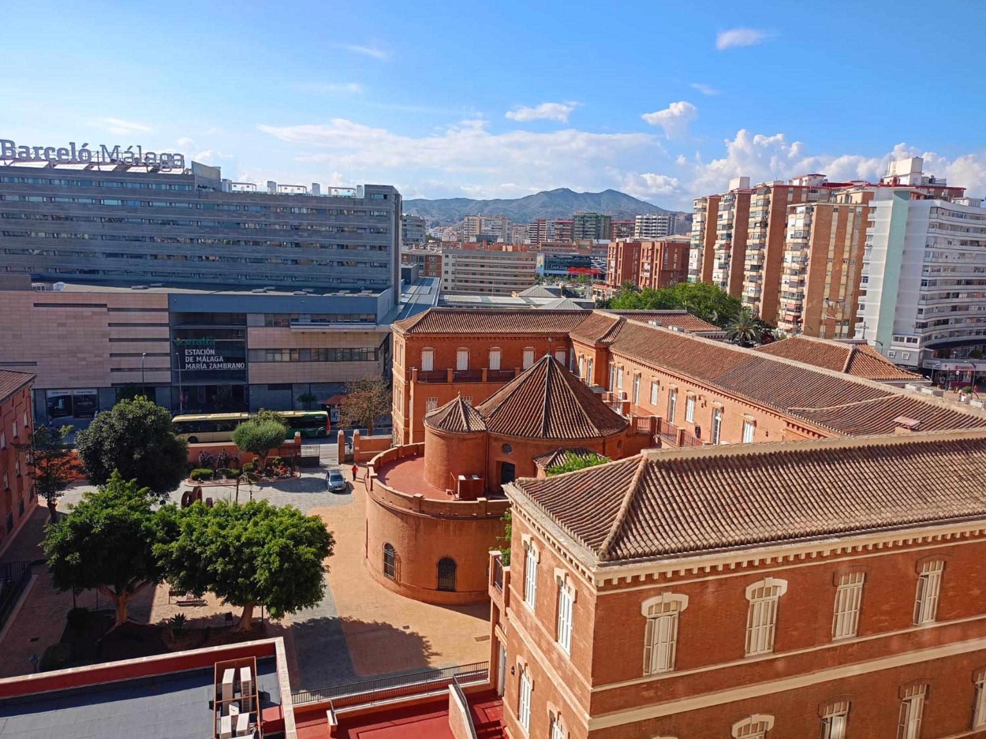 Habitacion Privada Centro Malaga Cerca Tren Maria Zambrano Y Playa Muy Buena Conexion Wifi מראה חיצוני תמונה